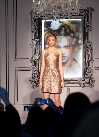 Sam McKnight���조����Ӿ���